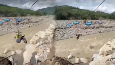 Sling tali Wabup Aceh Tengah, Muchsin Hasan putus saat menyeberangi sungai