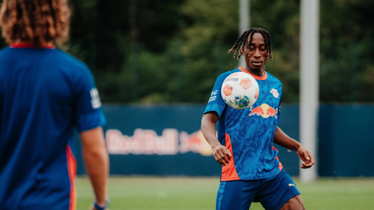 Hambatan Rencana Transfer Manchester United: Terganjal Klausul Fantastis Jelmaan Adriano hingga Tembok Tebal Leipzig untuk Yan Diomande
            - galeri foto