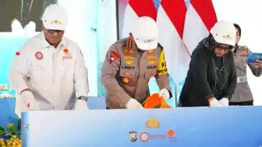 Kapolri Jenderal Listyo Sigit Prabowo berziarah ke makam Pahlawan Nasional Marsinah di Kecamatan Sukamoro, Kabupaten Nganjuk, Jawa Timur (Jatim).
