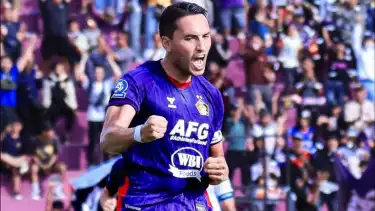 Striker Persik, Ezra Walian