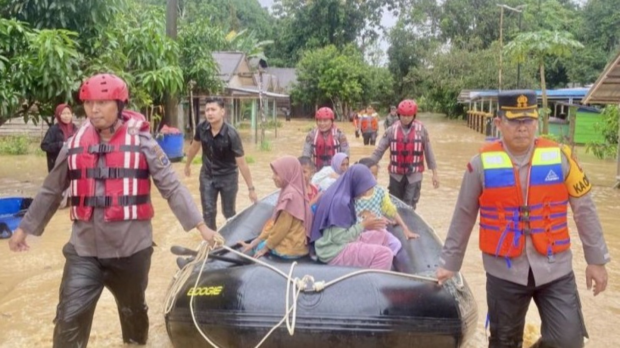 Ratusan Warga Dievakuasi dari Banjir Bandang Balangan, Petugas Gabungan Dikerahkan
            - galeri foto