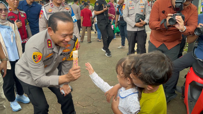 Tinjau Taman Margasatwa Ragunan, Kapolda Metro Bagi-bagi Hadiah Untuk Wisatawan