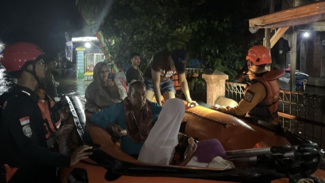 Terjebak Banjir di Arus Deras, Tim SAR Evakuasi Ibu dan Balita di Martapura
            - galeri foto
