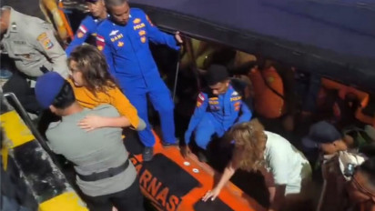 Ditpolairud Polda NTT Selamatkan 7 Penumpang KM Putri Sakinah yang Tenggelam di Labuan Bajo