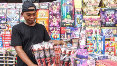 Meski Dilarang, Pedagang Kembang Api Tetap Menjamur di Jalan Basura Jaktim, Ini Respons Polisi