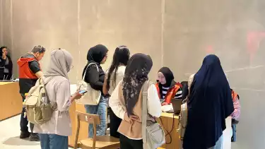 Para Pengunjung Planetarium TMI yang Sedang Antre Tiket
