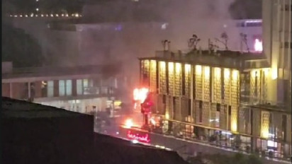 Gedung Sarinah Jakarta Kebakaran, Para Petugas Tampak Panik Padamkan Kobaran Api