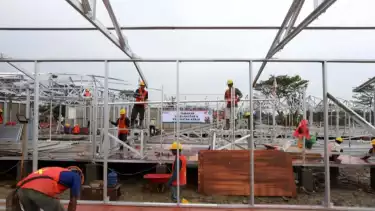 Pekerja membangun hunian sementara (huntara) untuk korban bencana banjir bandang di Karang Baru, Aceh Tamiang, Aceh, Minggu (28/12).