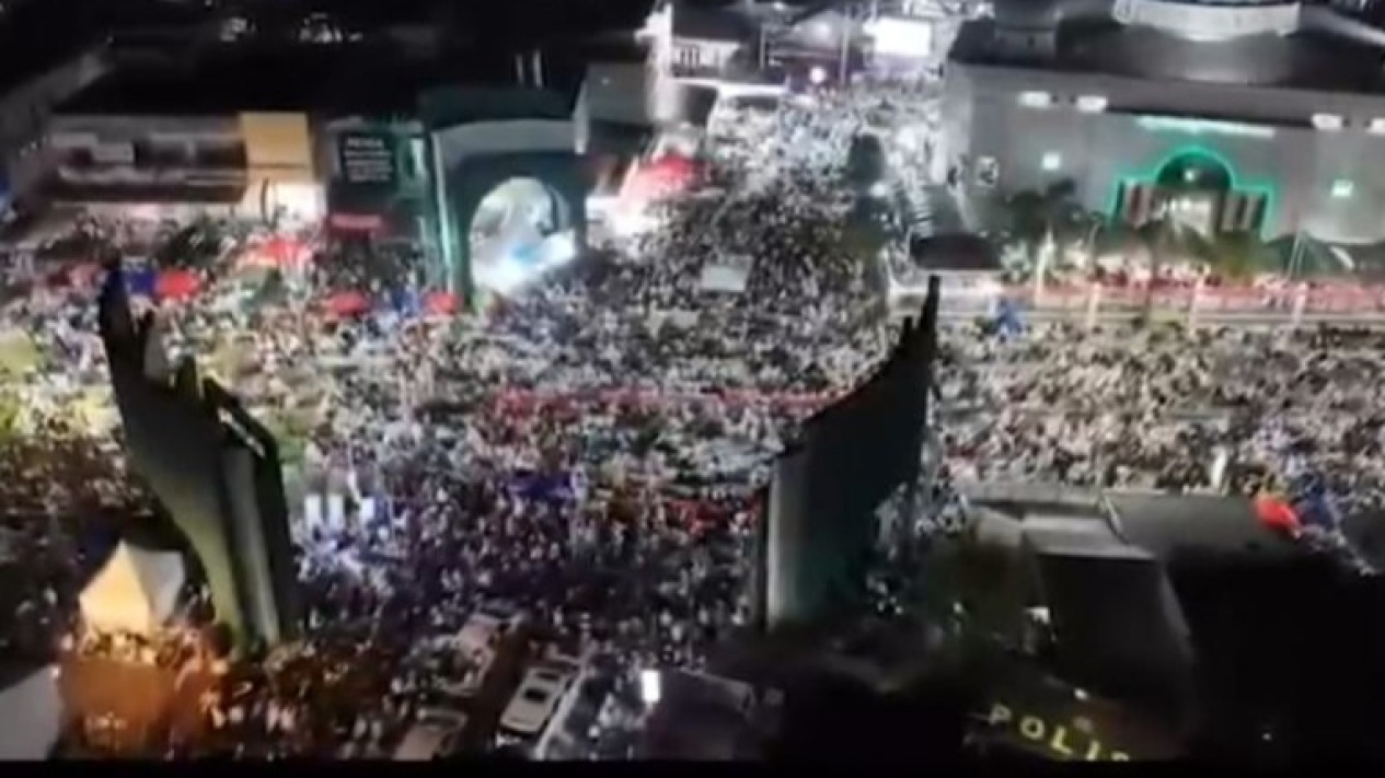 Jutaan Jamaah Ikuti Haul Guru Sekumpul, Kemacetan Bisa Terurai Jelang Dini Hari Setelah Polisi Terapkan 'One way'
            - galeri foto