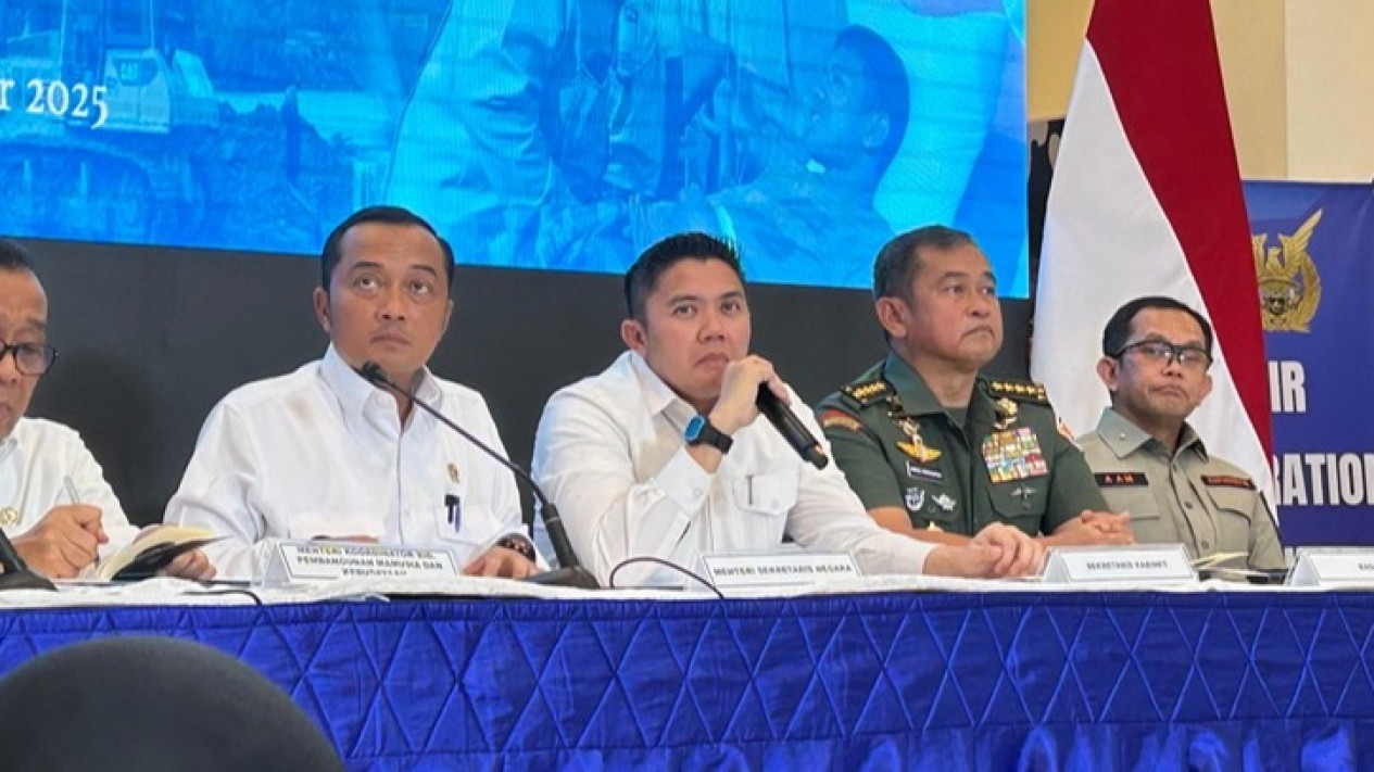 Seskab Tegaskan Prabowo Kirim Helikopter Pribadi ke Aceh Sejak Minggu Pertama Bencana
            - galeri foto