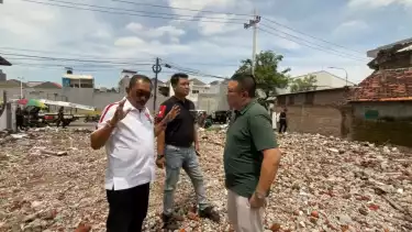 Wakil Wali Kota Surabaya, Armuji saat sidak ke rumah nenek Elina Widjajanti dirobohkan Samuel dan rombongan diduga oknum ormas Madas