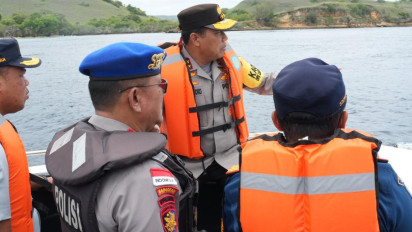 Kapolda NTT Terjun Langsung Mencari Korban Kapal Tenggelam di Labuhan Bajo