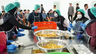 Kementerian Koordinator Pemberdayaan Masyarakat (Kemenko PM) mendorong warga miskin dan miskin ekstrem untuk naik kelas melalui akses kerja yang layak dan bermartabat lewat ekosistem Satuan Pelayanan Pemenuhan Gizi (SPPG).