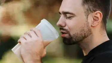 Ilustrasi meminum wheey protein shake