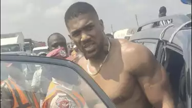 Anthony Joshua beberapa saat setelah alami kecelakaan fatal di Nigeria.