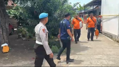 Tim Inafis Polda Jatim Lakukan Olah TKP Kasus Pembunuhan Satu Keluarga di Situbondo