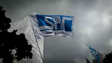 Buruh menggelar aksi demontrasi dengan tuntutan meminta Gubernur  Jawa Barat, untuk merevisi upah minimum tahun 2026, di Jalan Merdeka Selatan, Jakarta Pusat, Selasa (30/12/2025)