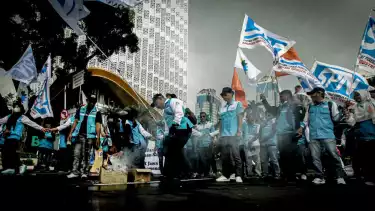 Buruh menggelar aksi demontrasi dengan tuntutan meminta Gubernur  Jawa Barat, untuk merevisi upah minimum tahun 2026, di Jalan Merdeka Selatan, Jakarta Pusat, Selasa (30/12/2025)