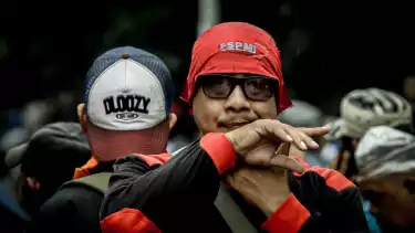 Buruh menggelar aksi demontrasi dengan tuntutan meminta Gubernur  Jawa Barat, untuk merevisi upah minimum tahun 2026, di Jalan Merdeka Selatan, Jakarta Pusat, Selasa (30/12/2025)