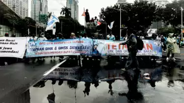 Buruh menggelar aksi demontrasi dengan tuntutan meminta Gubernur  Jawa Barat, untuk merevisi upah minimum tahun 2026, di Jalan Merdeka Selatan, Jakarta Pusat, Selasa (30/12/2025)