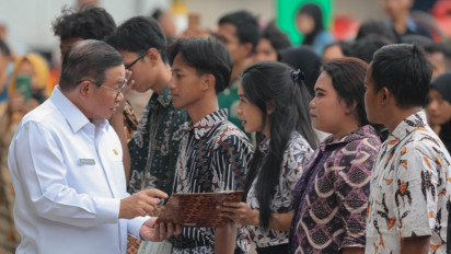 Ijazah Tertahan 17 Tahun Akhirnya Lunas, Pramono Tutup Program Pemutihan 2025 untuk 2.753 Siswa