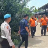 Olah TKP Pembunuhan Satu Keluarga di Situbondo, Polisi Amankan HP dan Pisau di Kamar Mandi
