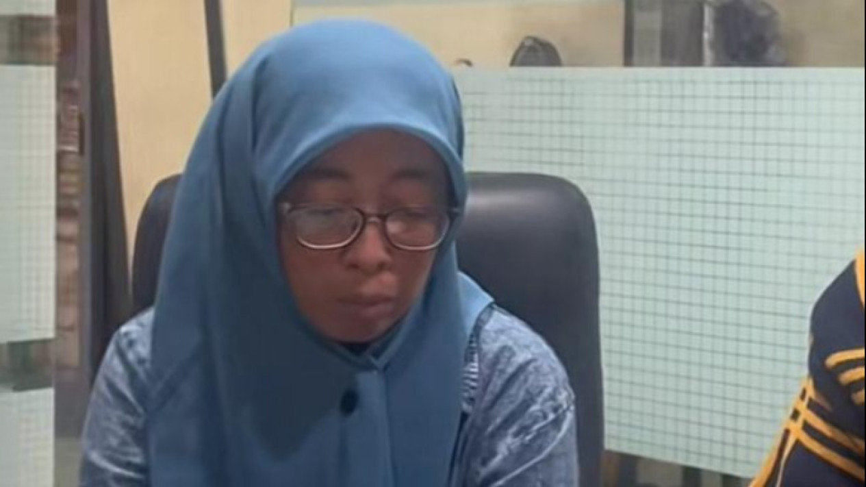 Kronologi Lengkap Guru Nur Aini Viral Dipecat dari ASN di Pasuruan Usai Curhat Jarak Rumah ke Sekolah 57 Km
            - galeri foto