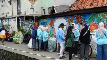 Mengelola Sampah dari Rumah: Peran Bank Sampah dalam Memperkuat Lingkungan dan Warga Perkotaan