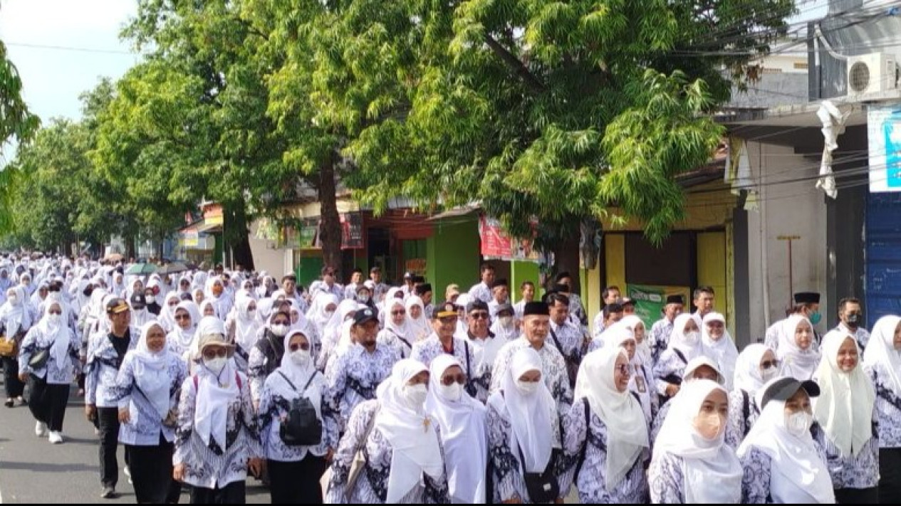 Tolak Mutasi Kepala Sekolah yang Baru 5 Bulan Menjabat, Ribuan Guru Aksi Protes ke Gubernur Jawa Timur
            - galeri foto