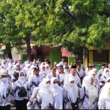 Tolak Mutasi Kepala Sekolah yang Baru 5 Bulan Menjabat, Ribuan Guru Aksi Protes ke Gubernur Jawa Timur