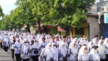 Tolak Mutasi Kepala Sekolah yang Baru 5 Bulan Menjabat, Ribuan Guru Aksi Protes ke Gubernur Jawa Timur