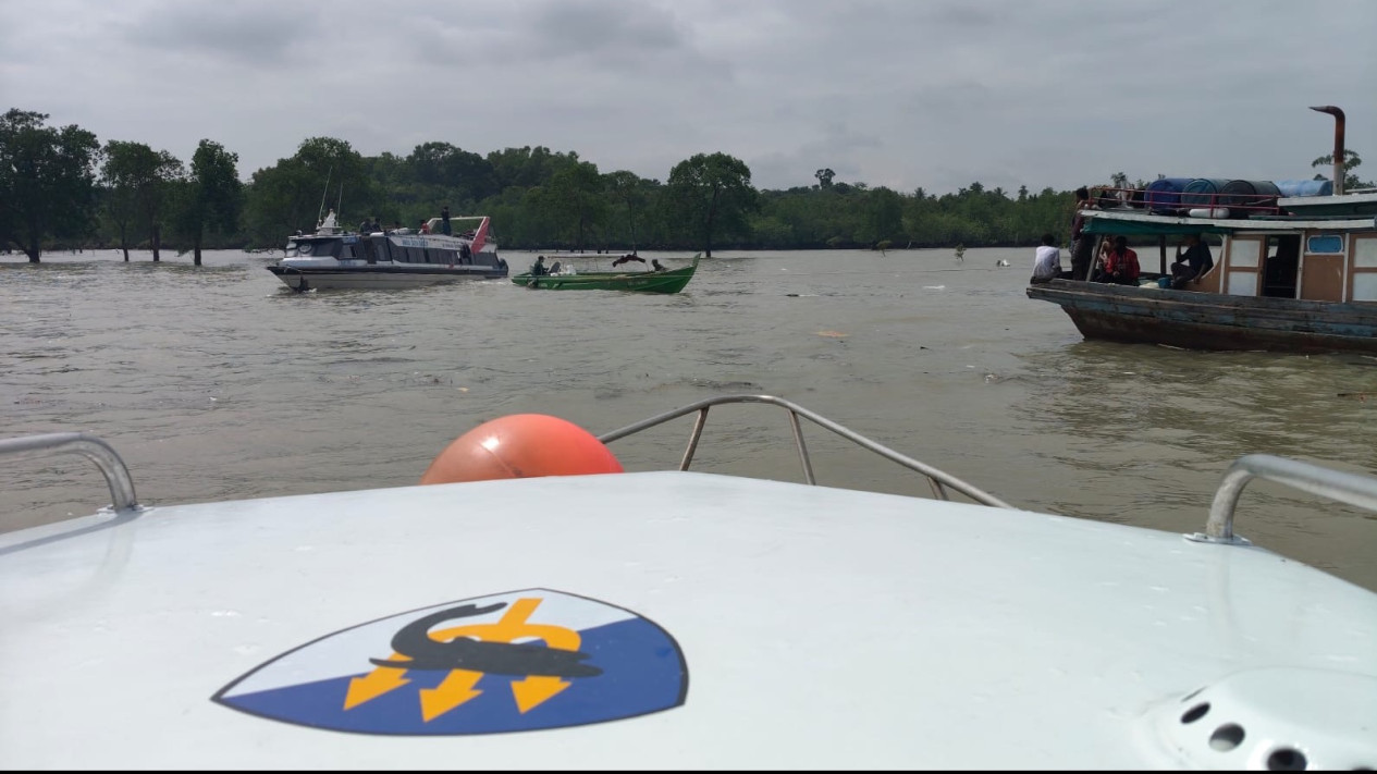 Dihantam Cuaca Buruk Kapal Pembawa Ekspedisi Kandas dan Tenggelam di Perairan Selat Mendaun Karimun
            - galeri foto