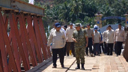 Langsung Turun ke Sungai Garoga, Prabowo Susuri Jembatan Bailey dan Sapa Warga Tapanuli Selatan