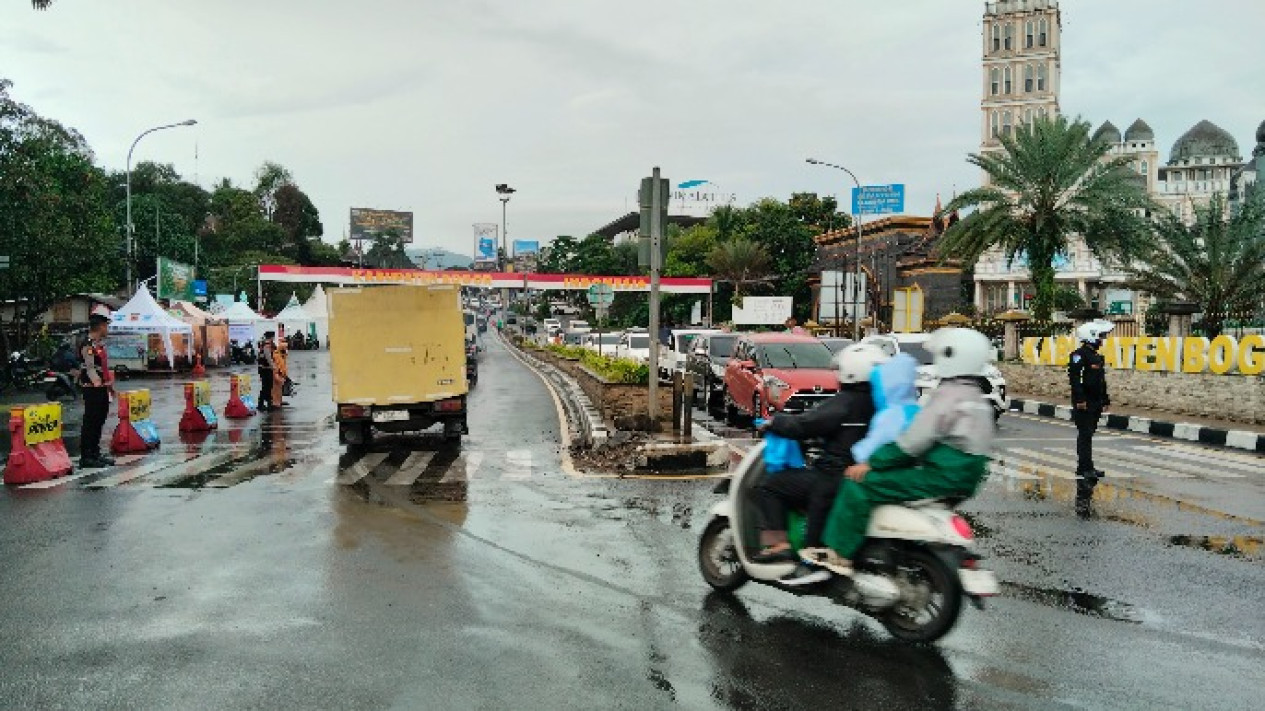 Jelang Malam Tahun Baru, Jalur Puncak Masih Lengang, Normal Dua Arah
            - galeri foto