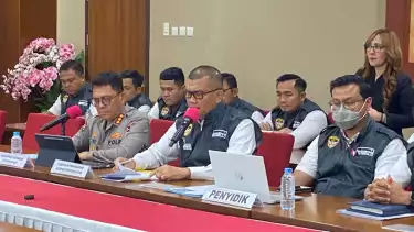 Direktur Penindakan (Dirtindak) Kortastipikor Polri, Brigjen Pol Totok Suharyanto (tengah)