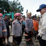 Momen Prabowo Sapa Polisi K-9 yang 24 Hari Cari Korban Hilang di Tapanuli Selatan