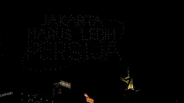 Pertunjukan drone hiasi langit Bundaran HI, Jakarta, di malam Tahun Baru 2026.