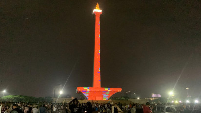 Monas Diserbu Warga Jelang Pergantian Tahun, Air Mancur Menari hingga Video Mapping Jadi Magnet Utama