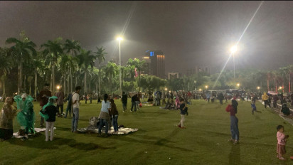 Warga dari Daerah Penyangga Jakarta Serbu Monas untuk Rayakan Malam Tahun Baru