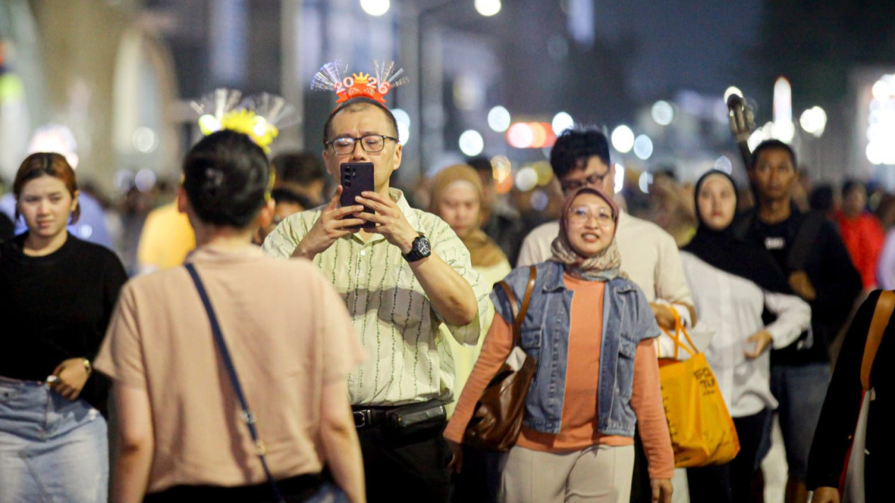 Warga Asal Bandung Pilih Rayakan Tahun Baru 2026 di Bundaran HI: Asik Banget, Meriah!
            - galeri foto