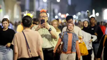 Potret riuh warga Jakarta merayakan malam Tahun Baru 2026 di sekitar Bundaran HI.