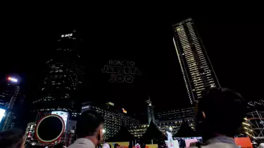 Pertunjukan drone pada malam perayaan Tahun Baru 2026 di sekitar Bundaran HI, Jakarta.