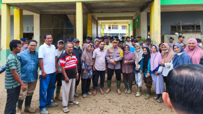 Tinjau Pembersihan Pasca Bencana, Kapolri Targetkan Sekolah di Aceh Tamiang Beroperasi 5 Januari 2026