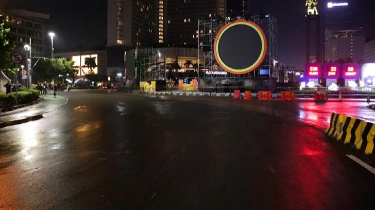 Ratusan Pasukan Oranye Bergerak, Jakarta Kembali Kinclong Sebelum Subuh Usai Perayaan Malam Tahun Baru 2026
            - galeri foto