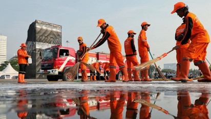 Kendala Pasukan Oranye saat Bersihkan Sampah Bekas Malam Tahun Baru 2026 di Jakarta, Salah Satunya Turun Hujan