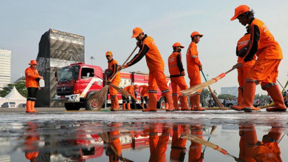 Momen Sigapnya Pasukan Orange Jakarta Gercep Bersihkan Sampah Bekas Malam Tahun Baru Sebelum Jam 5 Pagi