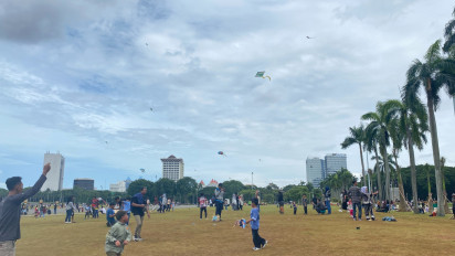Asyiknya Anak-Anak Main Layangan di Monas pada Hari Pertama 2026