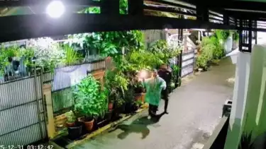 Rekaman CCTV menunjukkan rumah DJ Donny diteror bom molotov.