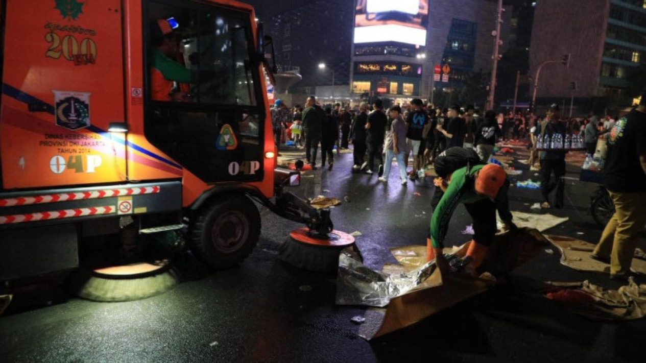 Tanpa Pesta Kembang Api, Sampah Tahun Baru Jakarta Turun Jadi 91,41 Ton
            - galeri foto