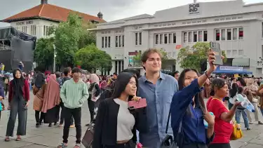 Animo masyarakat mengunjungi tempat wisata bersejarah Kota Tua, Jakarta Barat pada momen liburan tahun baru, 1 Januari 2026, melonjak.